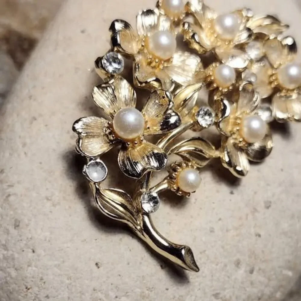 Lisner Dogwood Pearl Flower Gold tone Brooch Pin Vintage